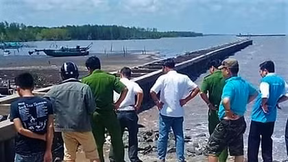 Phát hiện thi thể không nguyên vẹn trôi dạt vào bờ biển ở Cà Mau