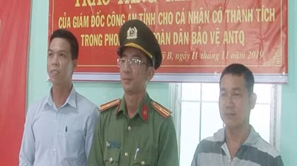 Khen thưởng hai quần chúng dũng cảm truy bắt tội phạm