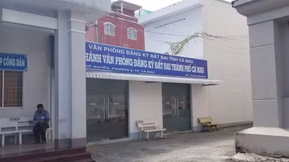 Cán bộ đăng ký đất đai bị bắt quả tang vòi 3 triệu đồng của người dân