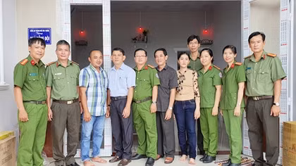 Bàn giao nhà nghĩa tình đồng đội