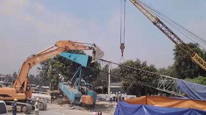 Lái xe bị cần cẩu gãy đập vào đầu tử vong
