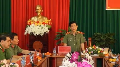 Thứ trưởng Nguyễn Văn Sơn kiểm tra công tác tại Trại giam Định Thành 