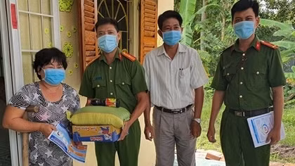 Công an Bạc Liêu đồng hành với tuyến đầu chống dịch