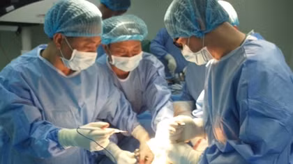 Thay khớp háng thành công cho cụ ông gần trăm tuổi
