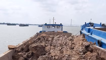 Phát hiện 7 sà lan có dấu hiệu khai thác đất sét trái phép