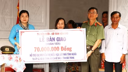 Công an tỉnh Sóc Trăng bàn giao nhà tình thương 19/8