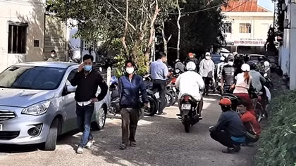 Chen nhau xét nghiệm COVID-19