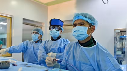 Cứu sống bé gái 10 tuổi đột quỵ khi đang ở lớp học