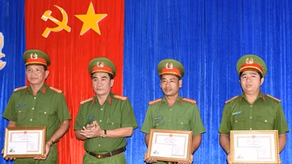 Khen thưởng tập thể, cá nhân có thành tích ngăn chặn đua xe trái phép