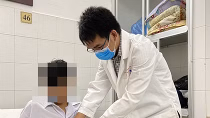 Cứu sống bàn tay bị dập nát do sử dụng pháo tự chế