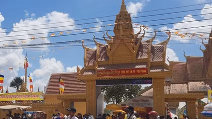Dòng người hành hương khiến QL1A bị ùn ứ