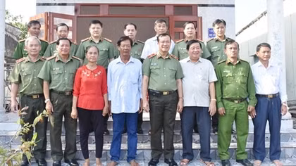Thứ trưởng Lê Tấn Tới tặng nhà đồng đội tại Bạc Liêu