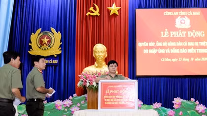 Công an Cà Mau quyên góp trên 700 triệu đồng ủng hộ đồng bào bị thiên tai