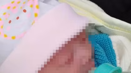 Bé trai sơ sinh bị bỏ rơi trên ghế đá giữa đêm khuya