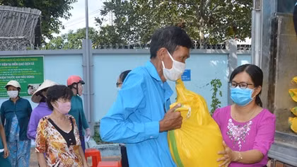 Một nhà hảo tâm hỗ trợ 60 tấn gạo cho người nghèo Sóc Trăng