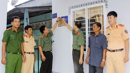 Trao nhà tình nghĩa cho cán bộ chiến sỹ Công an khó khăn về nhà ở