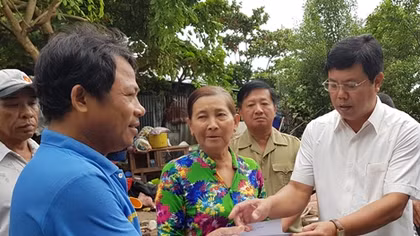 Cà Mau hỗ trợ các hộ dân bị thiệt hại do thiên tai gây ra