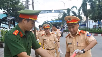 Công an Bạc Liêu chung tay làm sạch môi trường 