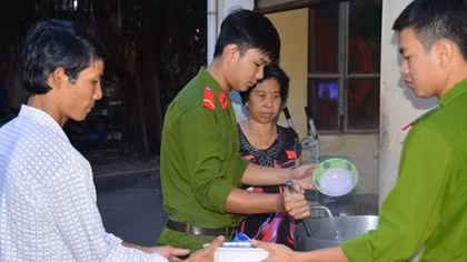 Nồi cháo thắm đượm nghĩa tình