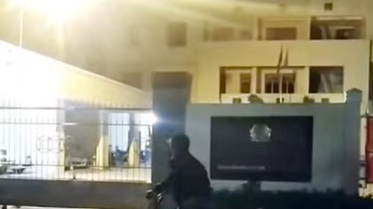 Mang xe đến trước Phòng CSGT nẹt pô khiêu khích