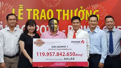 Người đàn ông ở Cà Mau trúng Vietlott gần 120 tỷ đồng 