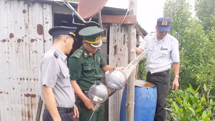 Thiết bị giám sát hành trình tàu cá gắn trên... nóc nhà 