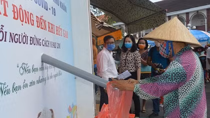 Cây ATM gạo đầu tiên hỗ trợ người nghèo ở Sóc Trăng 