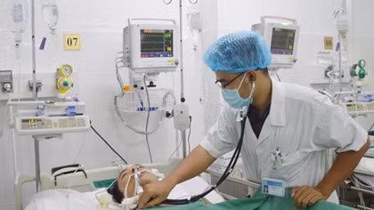 (Hi hữu) Cứu sống bệnh nhân bị ho ra máu sét đánh 