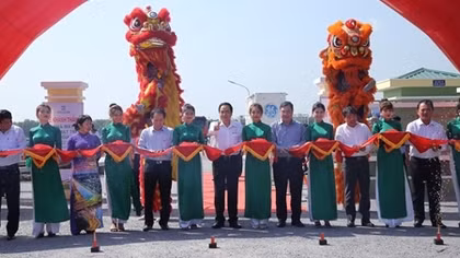  Khánh thành Nhà máy điện mặt trời đầu tiên ở Hậu Giang
