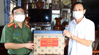 Công an tỉnh Sóc Trăng thăm, tặng quà cán bộ Công an hưu trí