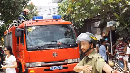 Cháy cạnh nhà trọ, hàng trăm sinh viên hoảng hốt