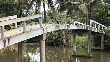 4 người trong gia đình đập phá cầu giao thông trong đêm