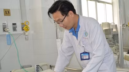 Phẫu thuật xuyên đêm cứu sống Mẹ Việt Nam Anh hùng gần 90 tuổi bị u não
