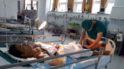 Phẫu thuật cho người bị băng chuyền cắt đứt cánh tay