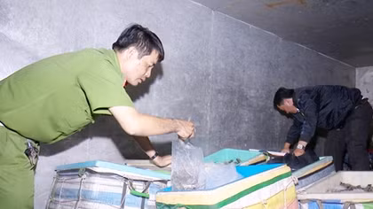 1,1 tấn tôm chứa tạp chất trên đường đi tiêu thụ bị phát hiện