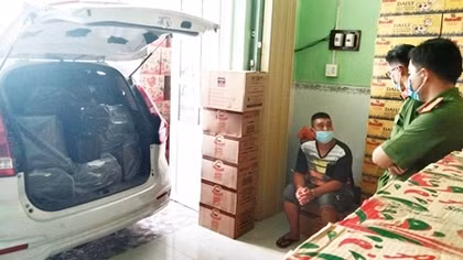 Bắt quả tang vụ tàng trữ trên 22.000 bao thuốc lá lậu 