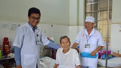 Thay khớp háng thành công cho cụ ông U100 ở Cà Mau. 