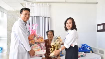 Thay khớp háng thành công cho cụ bà 103 tuổi 