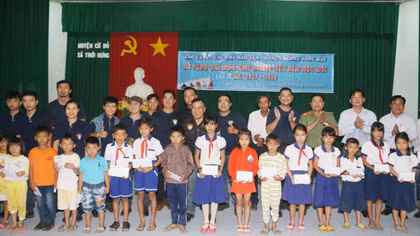Báo CAND tặng quà học sinh nghèo đầu năm học mới