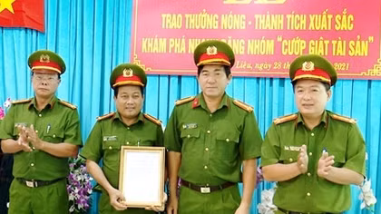 Thưởng nóng Công an huyện phá băng nhóm gây ra 27 vụ cướp giật
