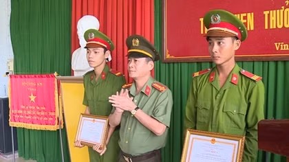 Khen thưởng 4 cán bộ Công an trả lại tài sản cho người dân đánh rơi