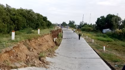 Đường phòng hộ đê biển Tây sụt lún nghiêm trọng
