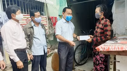 Sẻ chia, giúp người bán vé số vượt qua khó khăn 