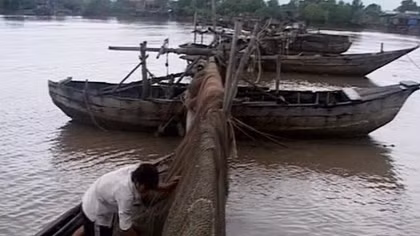 Chạy vỏ lãi đâm vào hàng đáy, nam thanh niên ở Cà Mau tử vong