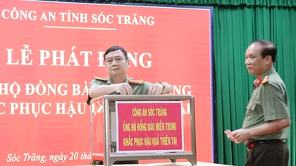 Công an Sóc Trăng ủng hộ đồng bào miền Trung khắc phục hậu quả thiên tai