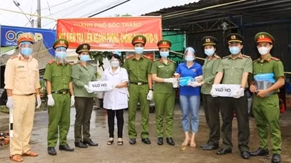 Thăm hỏi, tặng quà các chốt phòng, chống dịch