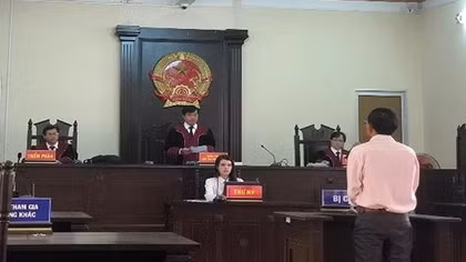 Tiến sĩ làm giả giấy kết hôn được giảm án
