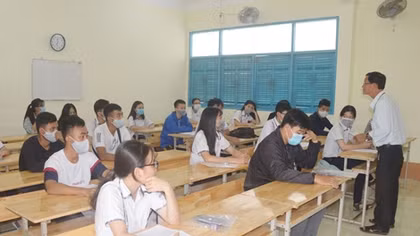 Thí sinh ở Sóc Trăng đến làm thủ tục dự thi 