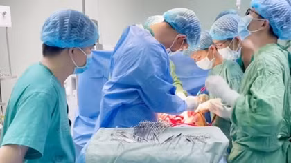  15 bác sỹ cùng lúc cứu bệnh nhân bị đâm xuyên bụng