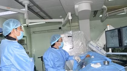 Can thiệp mạch máu não thành công cho 2 bệnh nhân